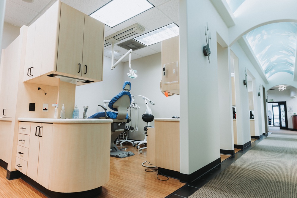 Operatory room with blue dental chair